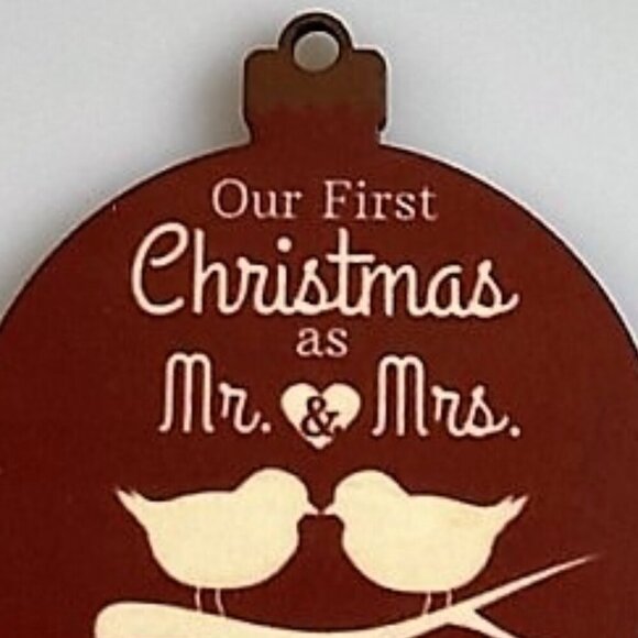 OUR FIRST CHRISTMAS MR AND MRS 2020 KISSING BIRDS WOOD RED - Picture 6 of 7